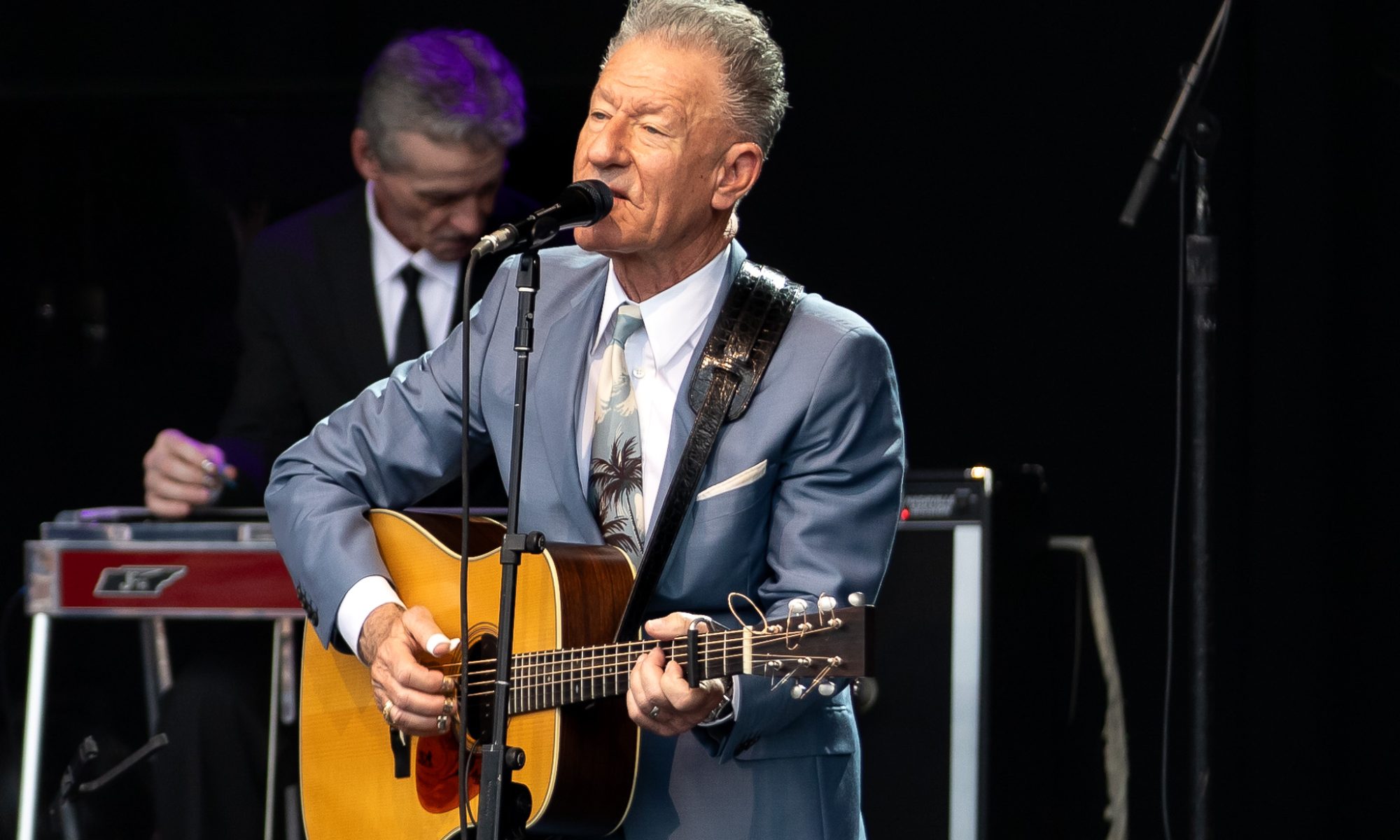 Lyle Lovett playing live
